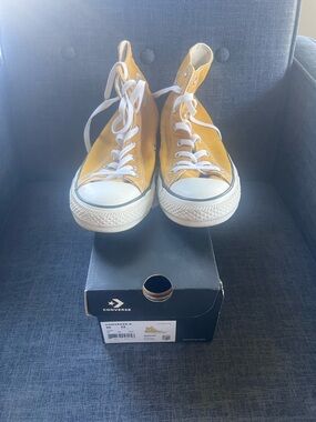 Converse High Top Sneakers Gold Dart.  Very lightly worn Size 10 men/12 women